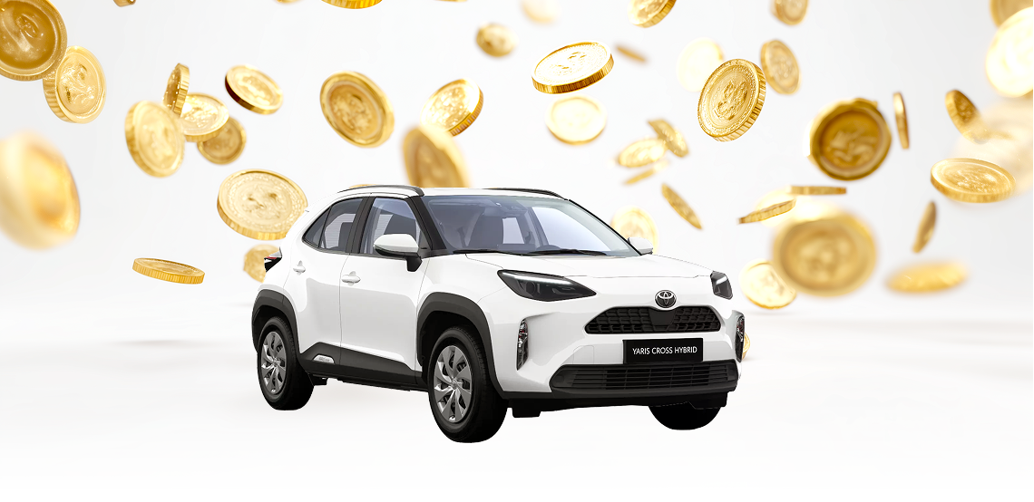 biały samochód Toyota Yaris Cross, w tle złote monety
