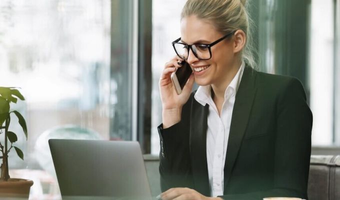 kobieta z telefonem i laptopem